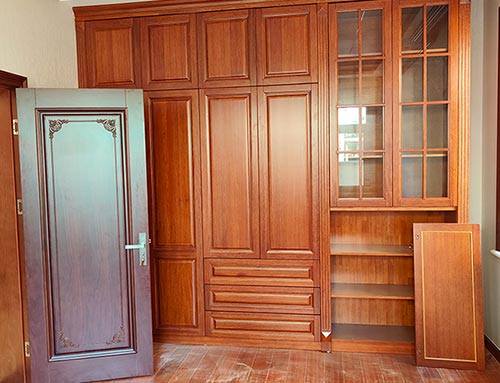 涉县中式家庭装修里定制的实木衣柜效果图